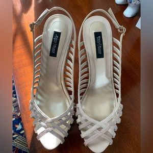 White House Black Market Size 8 crème heels